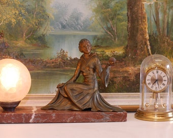 Luz de lámpara de mesa francesa vintage con figura de dama de latón Base de mármol Decoración de arte Exhibición del hogar / Estudio francés Vintage