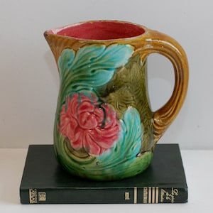 Ancien vase pichet en majolique, France, décoration d&#39;intérieur, fleurs en relief / Studio français vintage