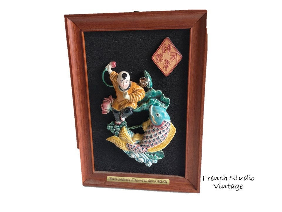 Vintage Chinese Wall Hanging Hand Made Ceramic Boy Image avec Cadre en Bois de Poisson Signé Asian A