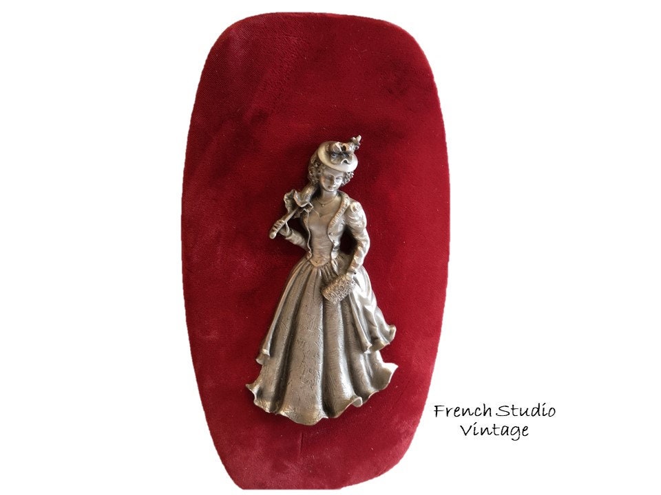 Vintage Français Pewter Relief Lady Figure Wall Hanging Art Ornament Display Red Velvet Gift/studio