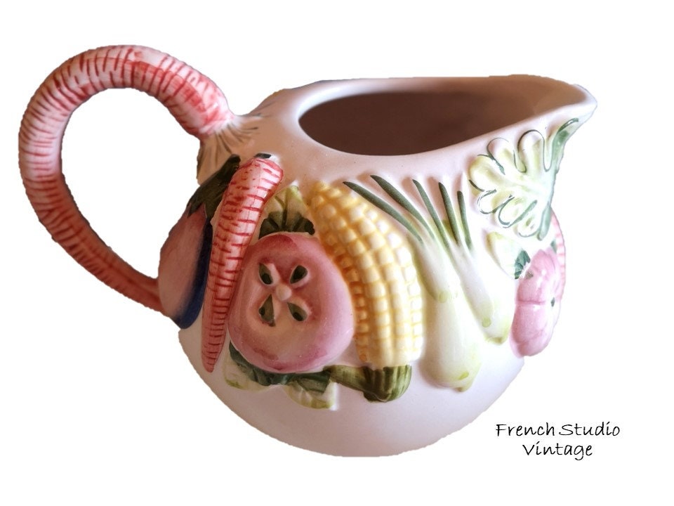 Vintage Ceramic Creamer Jug Pitcher Majolica Style Peint à La Main Relief Fruits et Légumes Fabriqué