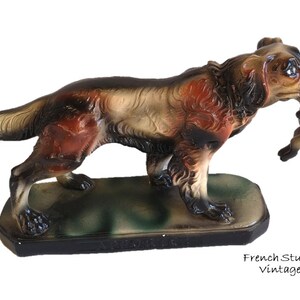 Estatua francesa vintage de perro, figura de yeso, adornos de animales, firmada, exhibición de estatura / Estudio francés vintage