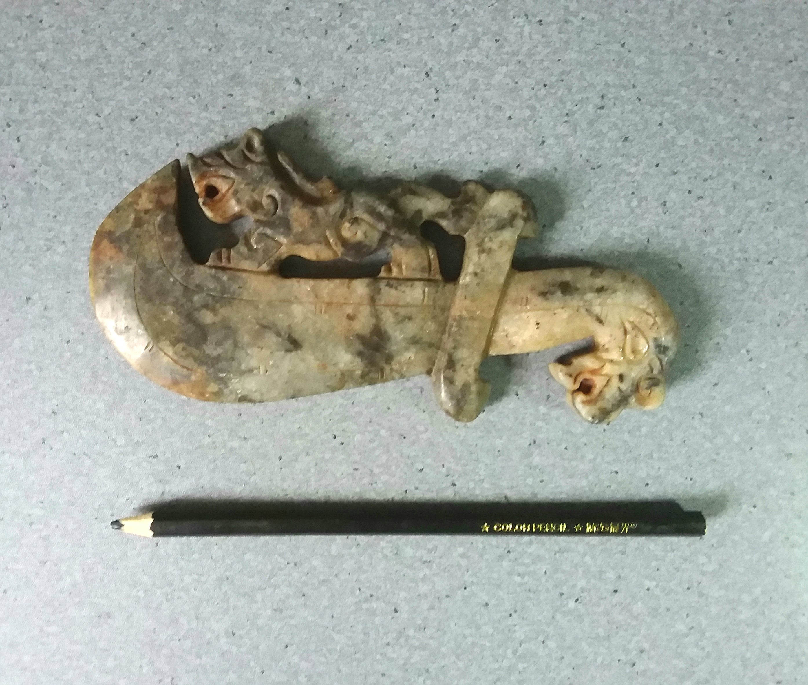 Vintage Chinois Jade Sculpté Ornement Axe en Forme avec Tête de Dragon et Pierre Lion Art Display Ca