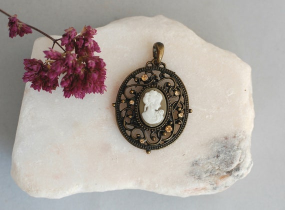 Pendentif Camée Ancien Bijou Fantaisie - Occasion, Matière Inconnue, à Saisir