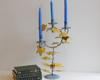 Candelabro francés antiguo de metal: Portavelas de tres brazos con diseño de hojas pintadas