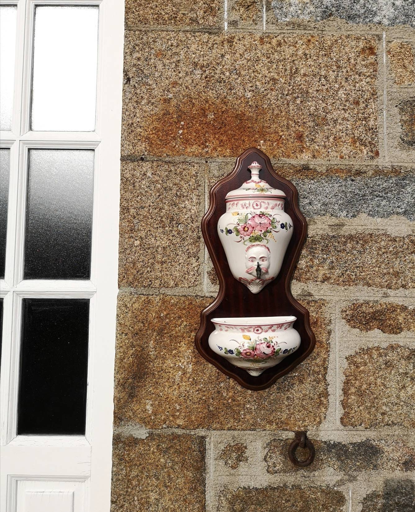 Vintage Français Ceramic Lavabo avec Panneau de Bois Fleurs Peintes à La Main Accrochage Mural Art D