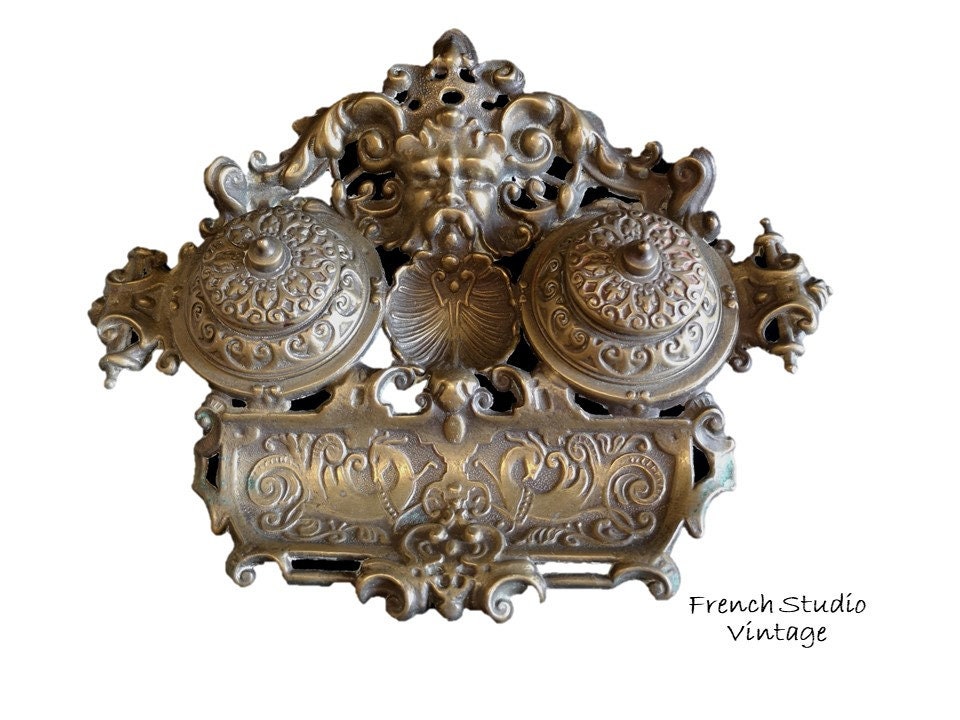 Vintage Français Encrier en Laiton Orné Art Nouveau Bureau Décor Affichage Cadeau Double avec Stylo 