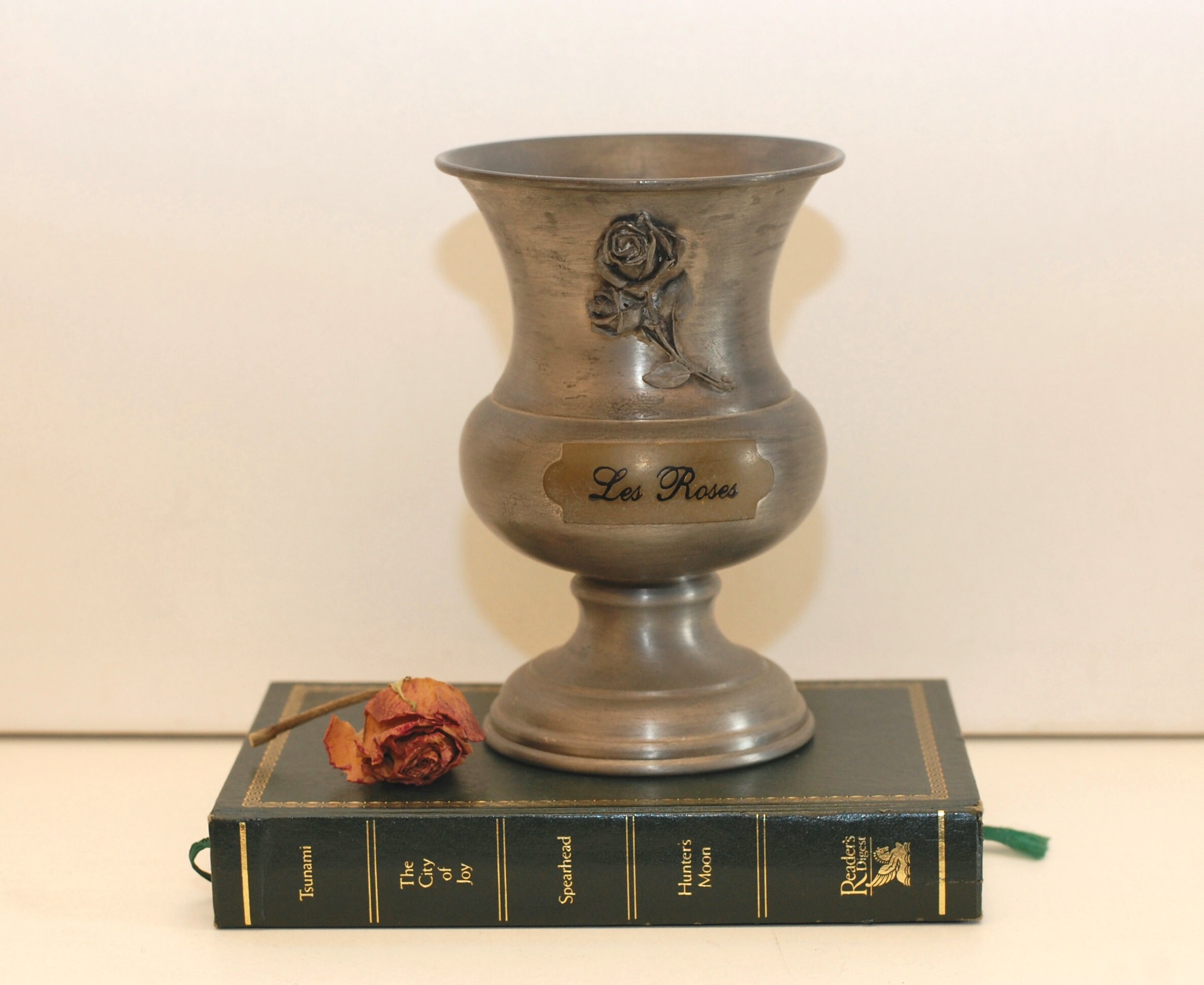 Vintage Français Vase en Étain Petit avec Relief Rose Art Home Decor Display/studio Vintage