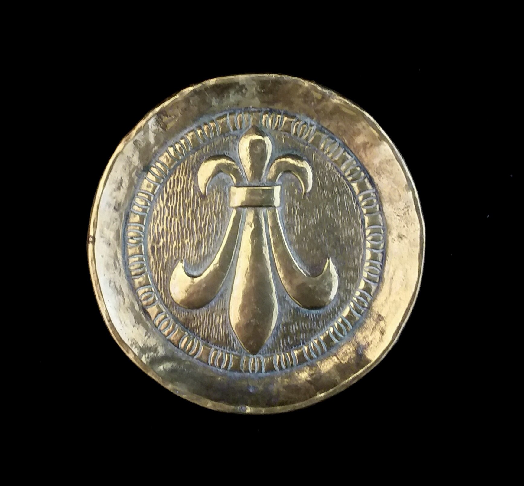 Vintage Trinket Tray Bronze Relief Fleur de Lys Coin Dish Français Collection Art Nouveau Display Gi