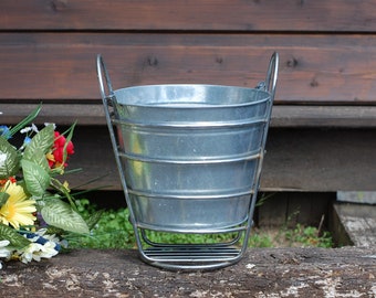 Vintage Metal Bucket Plant Pot Flower Container Garden Display/Estudio Francés