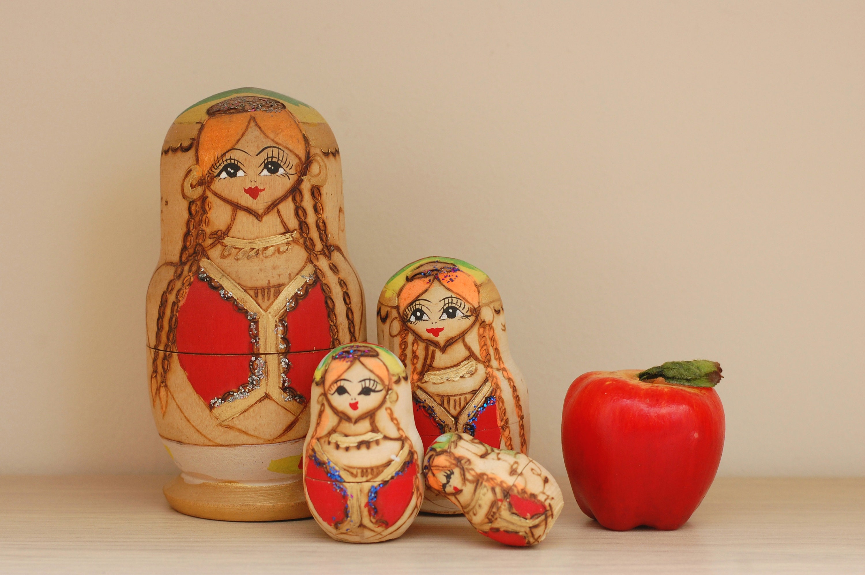Poupée en Bois Vintage Nesting Doll Matryoshka Set de 4 Expositions d'art Populaire Peintes à La Mai