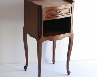 Table de chevet vintage en bois avec tiroir de style Louis XV, meubles en bois naturel lourd/studio français vintage