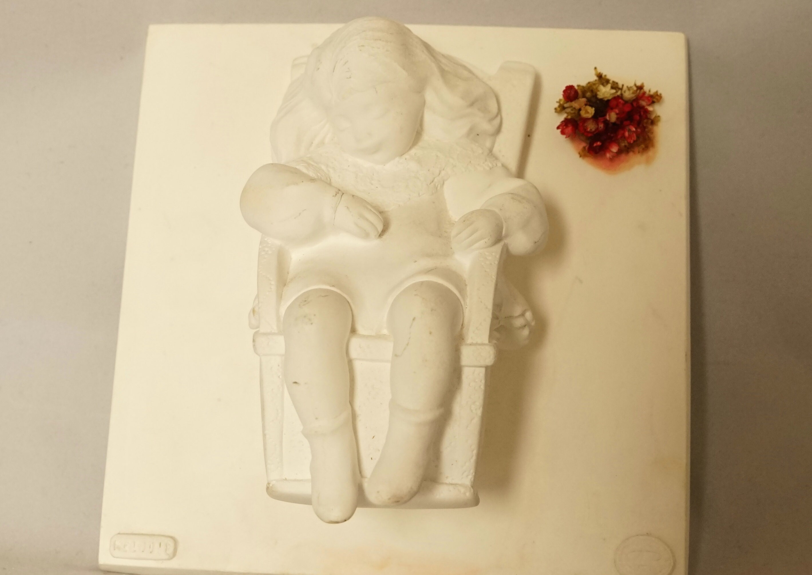 Vintage Plâtre Sculpture Figure Relief Sleeping Girl On Chair Signé Par Artist Ornaments Cadeau/Fran