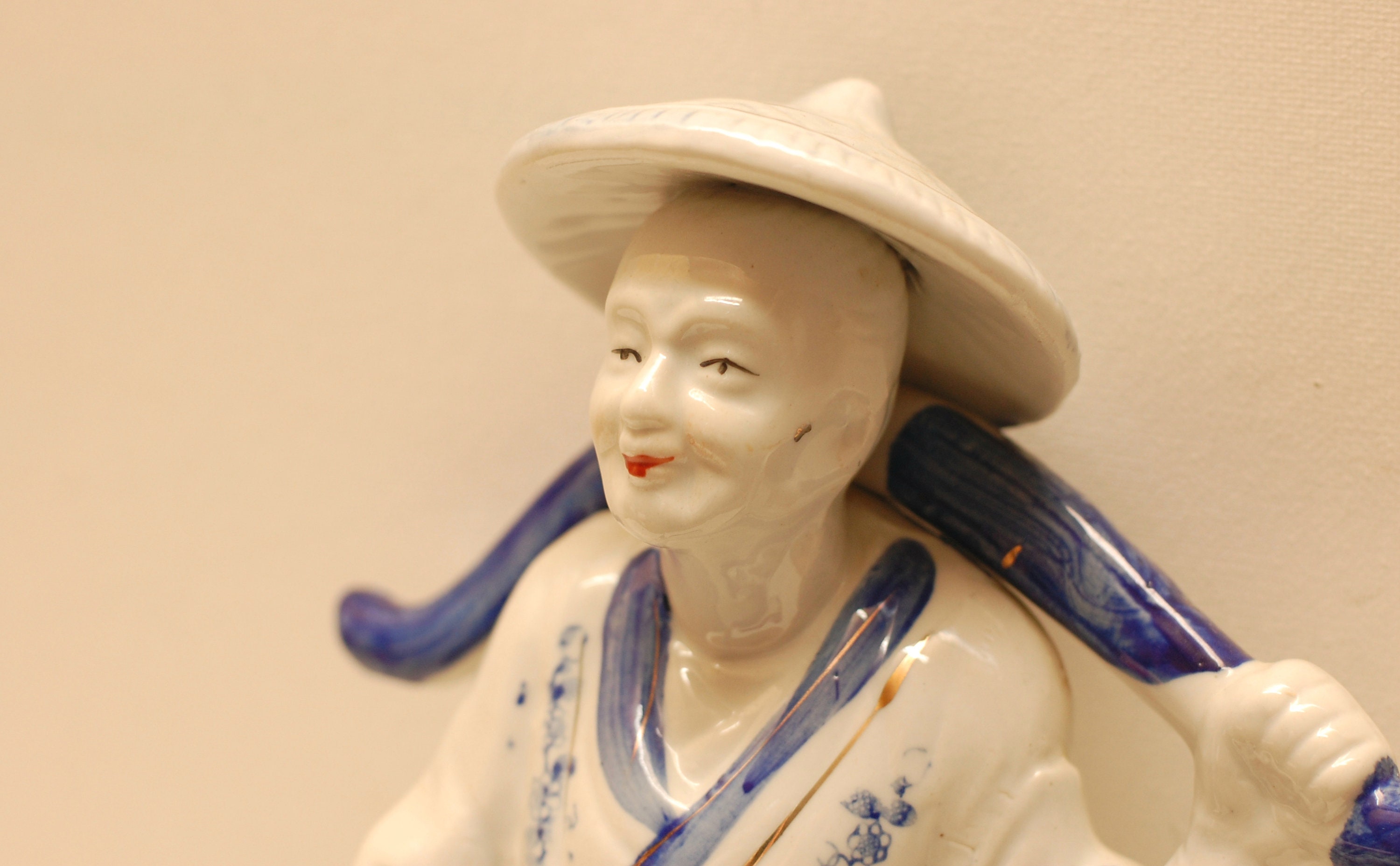 Vintage Asiatique Céramique Figurine Statue Bleu Blanc Homme Sculpture Art Oriental Décor Affichage