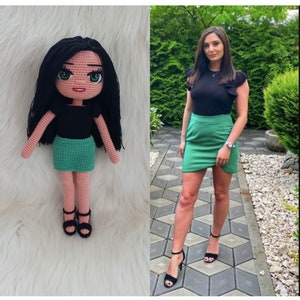 Puede incluir: Una mu&ntilde;eca de crochet con cabello negro, una blusa negra y una falda verde. La mu&ntilde;eca est&aacute; de pie sobre una superficie de madera. La mu&ntilde;eca es una creaci&oacute;n hecha a mano y es un gran regalo para cualquier ocasi&oacute;n.