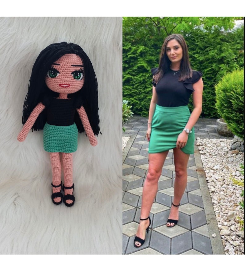 Puede incluir: Una mu&ntilde;eca de crochet con cabello negro, una blusa negra y una falda verde. La mu&ntilde;eca est&aacute; de pie sobre una superficie de madera. La mu&ntilde;eca es una creaci&oacute;n hecha a mano y es un gran regalo para cualquier ocasi&oacute;n.