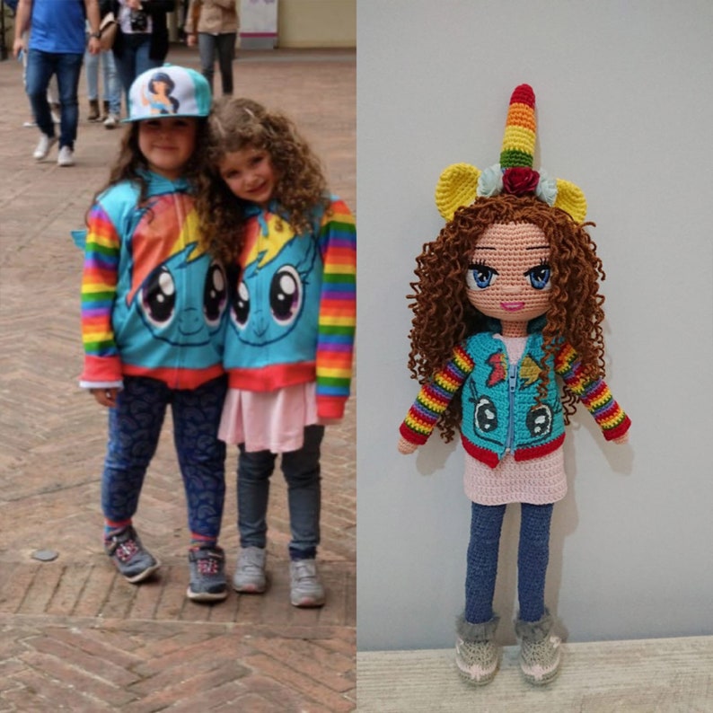 Puede incluir: Dos ni&ntilde;os con chaquetas de rayas arco&iacute;ris con un dise&ntilde;o de unicornio de dibujos animados. Las chaquetas tienen cierre de cremallera. Los ni&ntilde;os llevan pantalones vaqueros azules y zapatillas deportivas. Una mu&ntilde;eca de unicornio de ganchillo lleva una chaqueta similar y pantalones vaqueros azules.