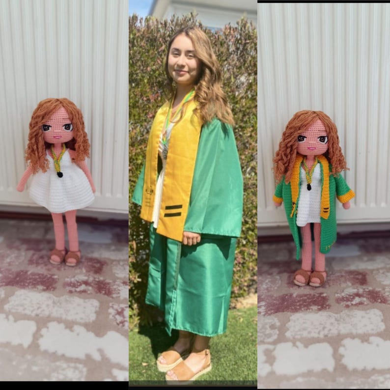 Puede incluir: Una mu&ntilde;eca de crochet que lleva una t&uacute;nica de graduaci&oacute;n verde con una banda amarilla. La mu&ntilde;eca tiene el pelo casta&ntilde;o y un vestido blanco debajo de la t&uacute;nica.