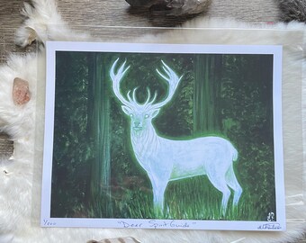 Może przedstawiać: Biały duchowy przewodnik jelenia z jarzącymi się porożem stoi w ciemnym zielonym lesie. Druk nosi tytuł "Deer Spirit Guide" i jest numerowany 1/200.