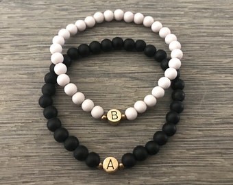 Set of 2 Partner Bracelet Initials Grey & Black || High-quality pearl bracelet for him and her