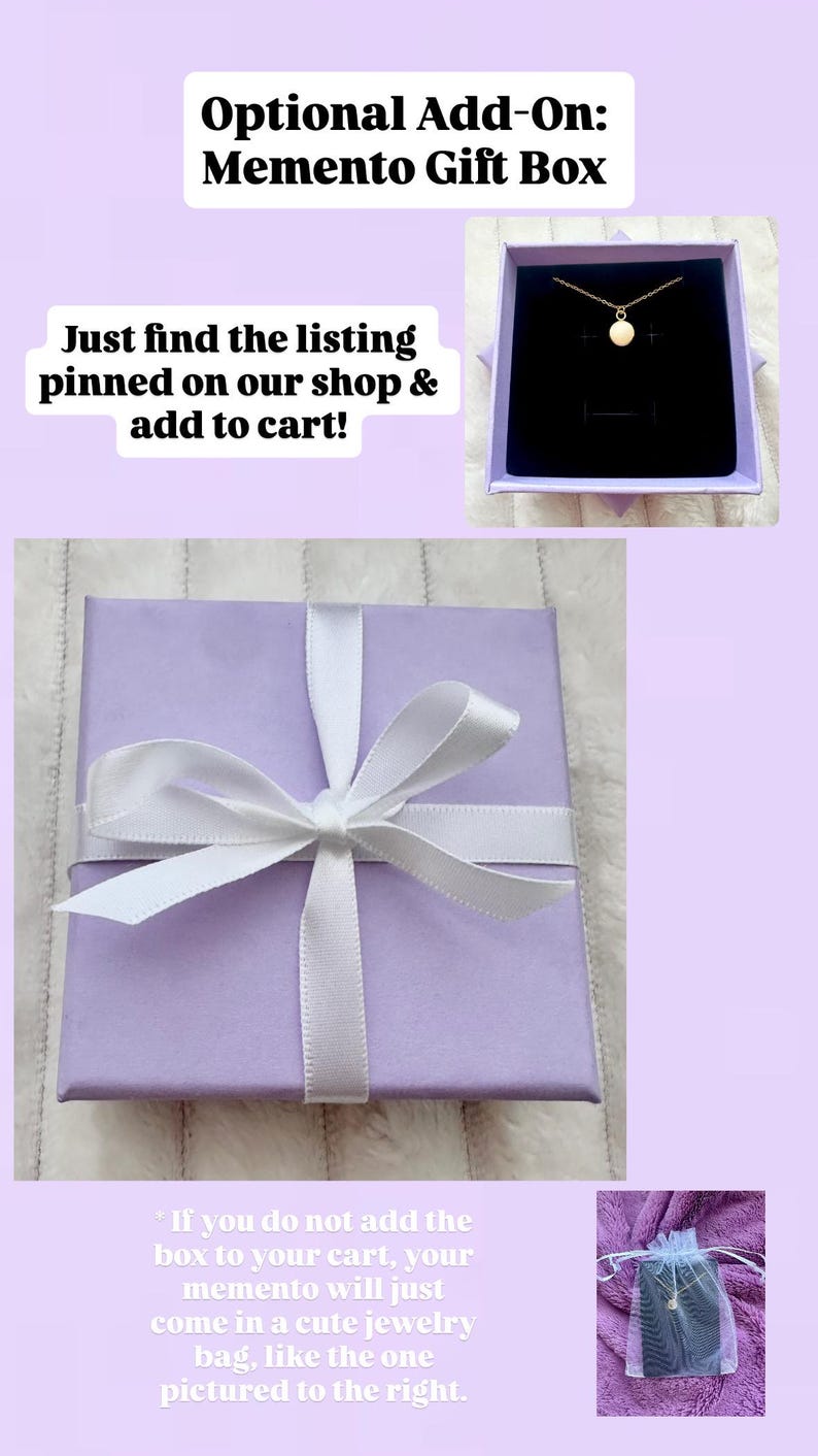 K&ouml;nnte beinhalten: Eine lavendelfarbene Geschenkbox, gebunden mit einem wei&szlig;en Satinband. Der Text auf dem Bild lautet "Optional Add-On: Memento Gift Box" und "Just find the listing pinned on our shop & add to cart!" Eine Halskette wird in einer Box und einem Schmuckbeutel gezeigt.