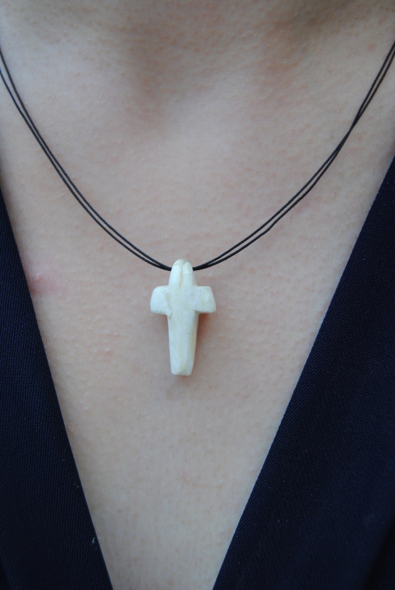 Cross pendant natural