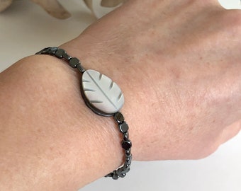 Armband Hämatit mit Blatt aus Perlmut Valentinsgeschenk Heilstein