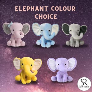 Puede incluir: Cinco peluches de elefante en varios colores: rosa, azul, gris, amarillo y morado. Cada elefante tiene orejas grandes y una trompa. El texto "ELEPHANT COLOUR CHOICE" está en la parte superior de la imagen.