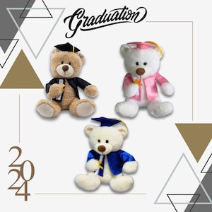 Op de afbeelding: Drie pluche teddyberen met afstudeerhoed en toga. Eén is bruin met een zwarte toga, een andere is wit met een roze toga, en de derde is wit met een blauwe toga. Het woord "Graduation" staat boven de beren, en het jaartal "2024" wordt weergegeven.