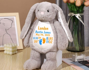 Bébé lapin en peluche personnalisé : souvenir à monogramme avec statistiques de naissance pour un cadeau pour nouveau-né