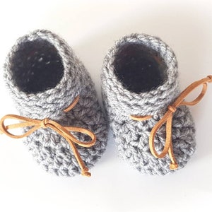 Baby shoes crocheted in different colors for little diaper dwarfs