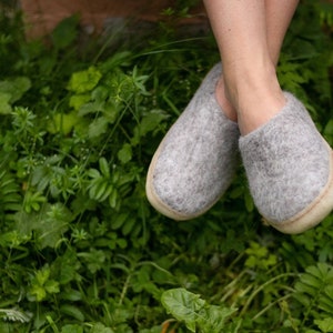 Felt shoes *Unisex* with natural latex sole, indoor and outdoor, many sizes, natural grey, 100% Merino wool now with dark latex sole