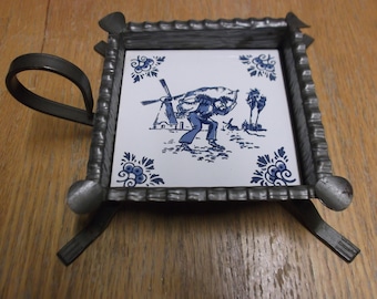 Trivet vintage con un azulejo en azul y blanco, fotos molino de viento, & carácter