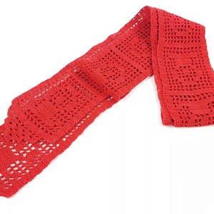 Puede incluir: Borde de crochet rojo con un patrón delicado. Este borde es perfecto para agregar un toque de elegancia hecha a mano a cualquier proyecto.