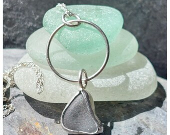 Pequeño colgante de cristal de mar gris y plata de ley en una cadena de plata