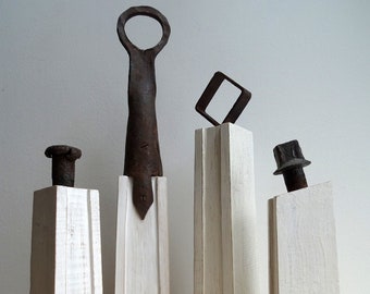 Holzfigurengruppe, 4 Holzskulpturen, Holzfiguren mit Eisen, Figuren aus Holz und Eisen