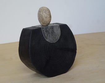 Holzfigur, Holzskulptur, Holzobjekt, Kunstfigur, Skulptur aus Holz mit Steinkopf