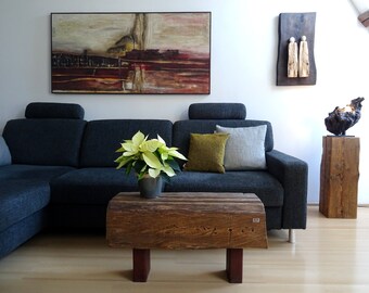 rustikale Bank / Beistelltisch aus einem Holzbalken mit Eisenfüßen, nachhaltige Möbel, natürliches Design