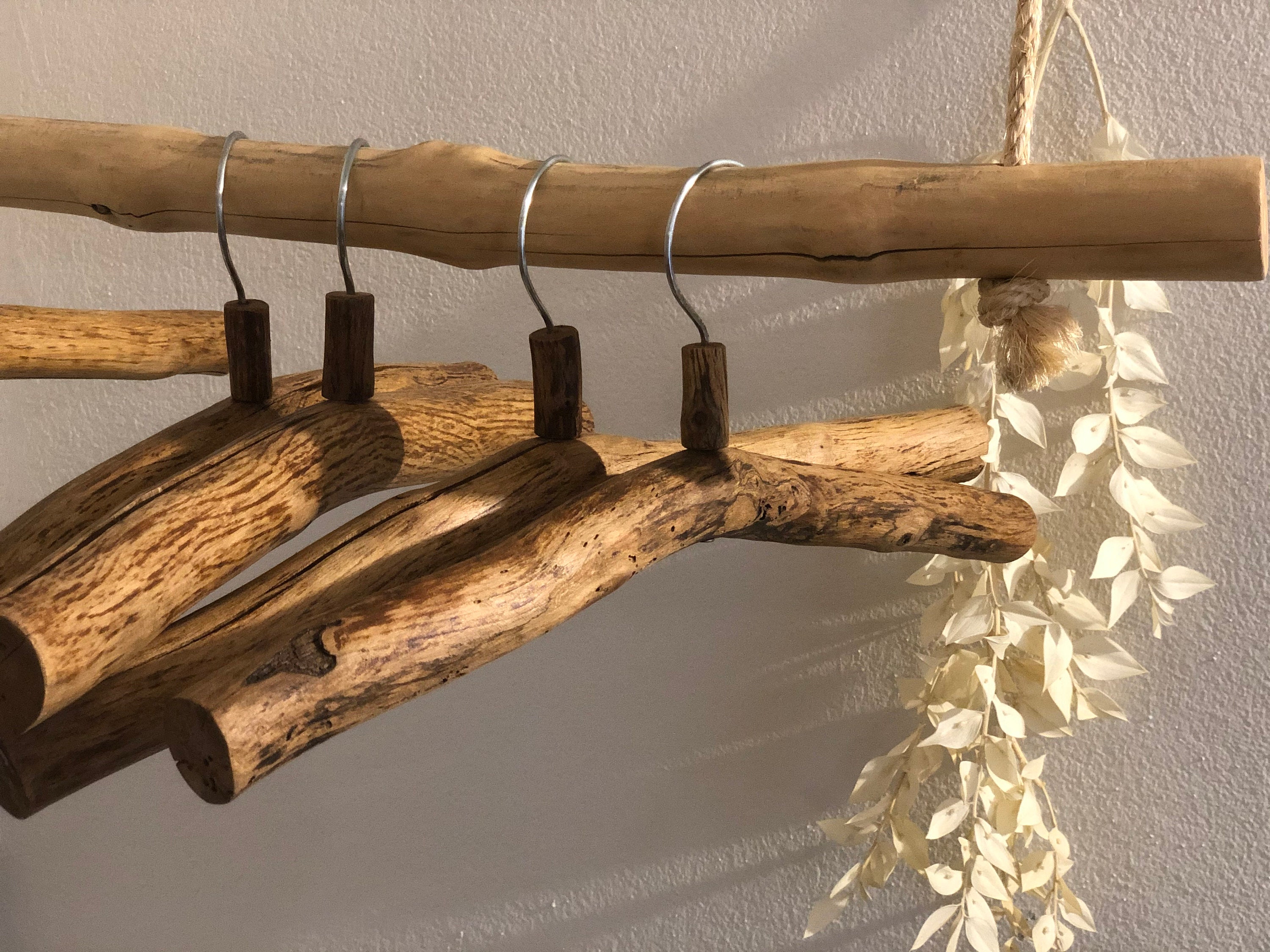 Topia 30 Schmale Holz-Kleiderbügel – Platzsparend, Mit Rutschfesten Kerben & 360° Drehhaken, Naturholz