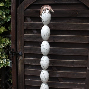 Keramikobjekt Stele mit eiförmigen Elementen und einer Kammechse obenauf frostfeste Gartenkeramik