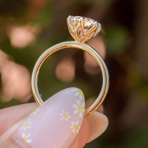 Sierlijke rond geslepen Moissaniet solitaire ring 14k massief gouden lotus voorstel ring tulp bloemblaadje verlovingsring bloemenmand setting ring voor haar