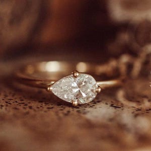 2.0 Ct Pear Cut Moissanite East-West Engagement Ring Unique Proposal Ring for Women 14K Gold Solitaire Ring Modern Wedding Band