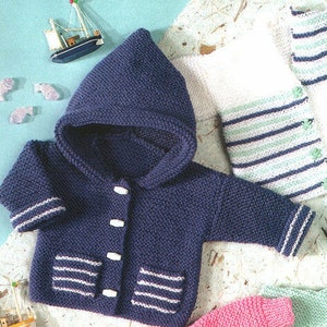 Può includere: Un cardigan blu lavorato a maglia per neonato con cappuccio, strisce bianche e chiusura a bottoni. Il cardigan ha due tasche con strisce bianche.