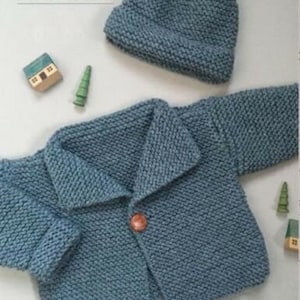以下が含まれることがあります： 青いニットのベビー用ジャケットと帽子セット。ジャケットはボタン留めと襟付き。帽子はシンプルなビーニータイプです。