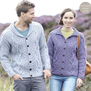 Könnte beinhalten: Zwei Personen tragen Strickjacken mit Zopfmuster und Knöpfen. Die Jacke links ist hellblau und die Jacke rechts ist lila.