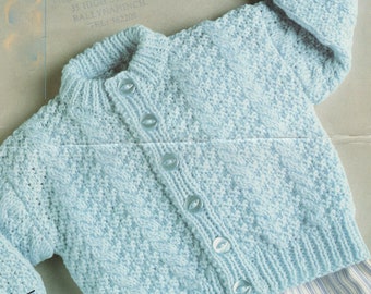 Cárdigan de bebé con botones de cable texturizado 16 - 22" DK PDF patrón de punto de descarga instantánea