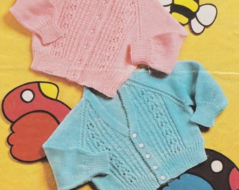 Baby Cardigan Button Up & V Neck Cable Panels 19 - 24" ~ 4 Ply Knitting Pattern PDF patrón de punto de descarga instantánea