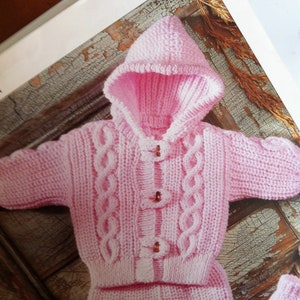 FÖR SÖT Baby/Barn Aran Hood Jacka, Byxor och Vantar Stickmönster 40-60 cm