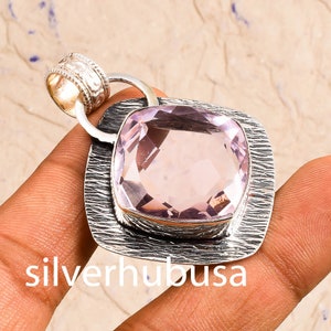 Peut inclure: Un pendentif en argent avec une pierre pr&eacute;cieuse rose p&acirc;le sertie dans un cadre en argent textur&eacute;. Le pendentif a un b&eacute;li&egrave;re en argent avec un motif d&eacute;coratif.