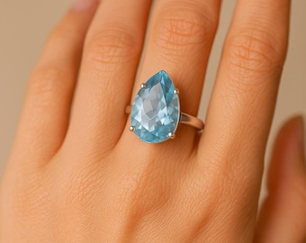 Anillo de topacio azul hecho a mano en plata de ley 925.